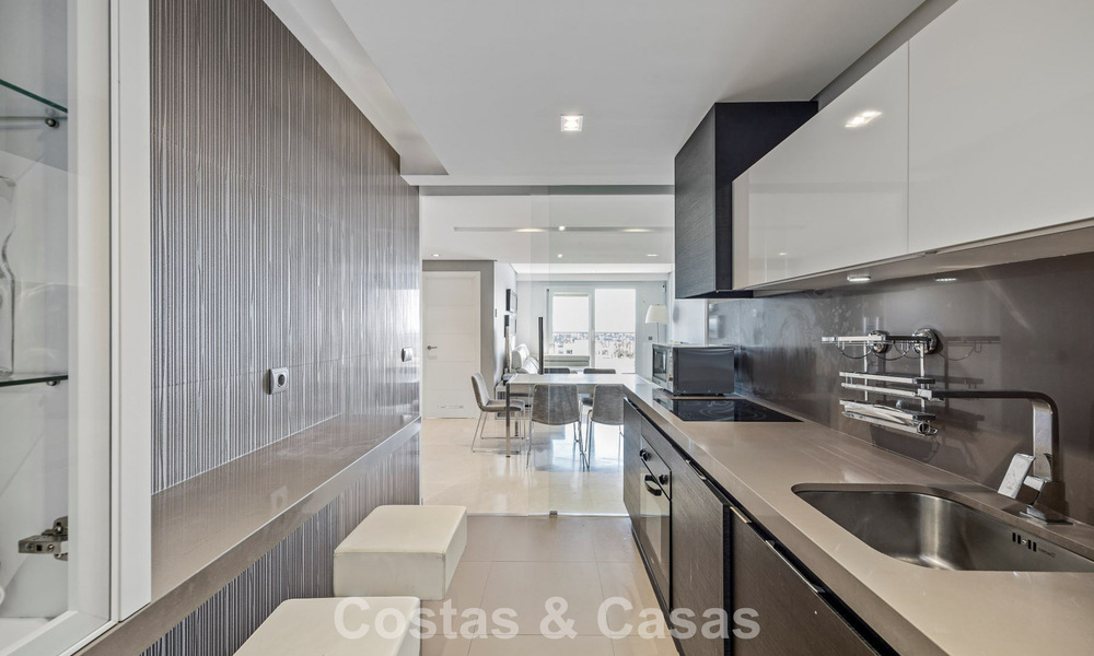 Ático listo para entrar a vivir con vistas panorámicas al mar en un complejo mediterráneo en venta en Benahavis - Marbella 775773