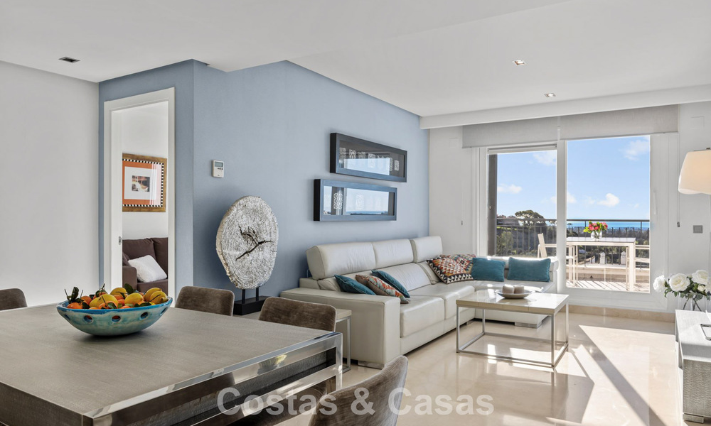 Ático listo para entrar a vivir con vistas panorámicas al mar en un complejo mediterráneo en venta en Benahavis - Marbella 775775