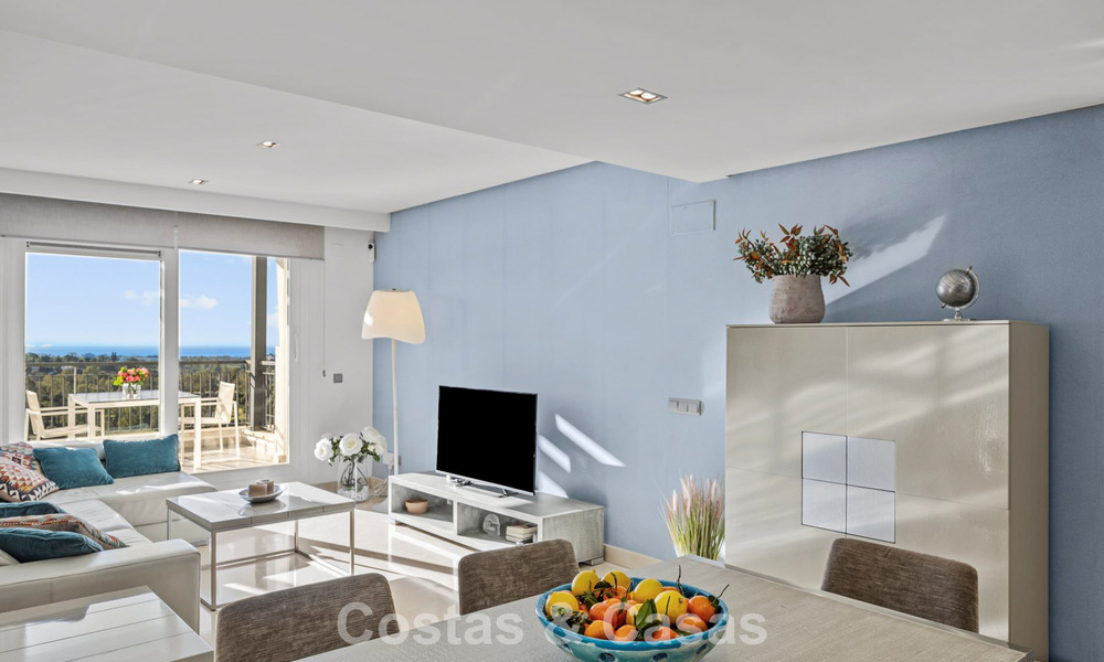 Ático listo para entrar a vivir con vistas panorámicas al mar en un complejo mediterráneo en venta en Benahavis - Marbella 775776