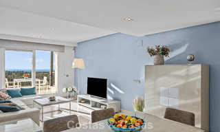 Ático listo para entrar a vivir con vistas panorámicas al mar en un complejo mediterráneo en venta en Benahavis - Marbella 775776 