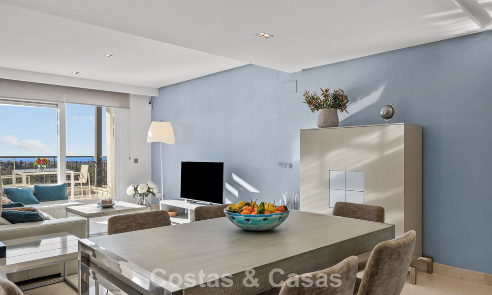 Ático listo para entrar a vivir con vistas panorámicas al mar en un complejo mediterráneo en venta en Benahavis - Marbella 775777