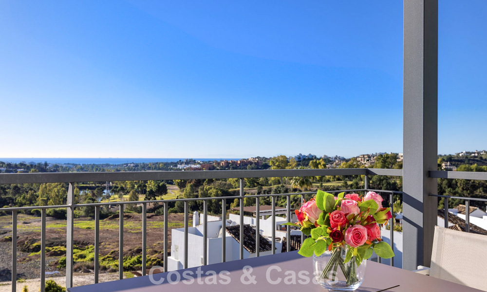 Ático listo para entrar a vivir con vistas panorámicas al mar en un complejo mediterráneo en venta en Benahavis - Marbella 775778