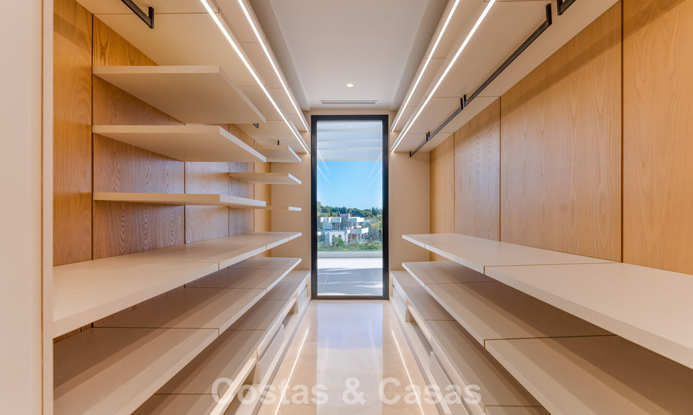 Sofisticada villa de lujo en venta en una exclusiva comunidad cerrada en la prestigiosa Milla de Oro de Marbella 775563