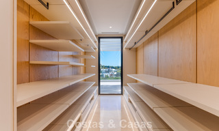 Sofisticada villa de lujo en venta en una exclusiva comunidad cerrada en la prestigiosa Milla de Oro de Marbella 775563 