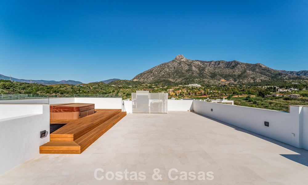 Sofisticada villa de lujo en venta en una exclusiva comunidad cerrada en la prestigiosa Milla de Oro de Marbella 775565