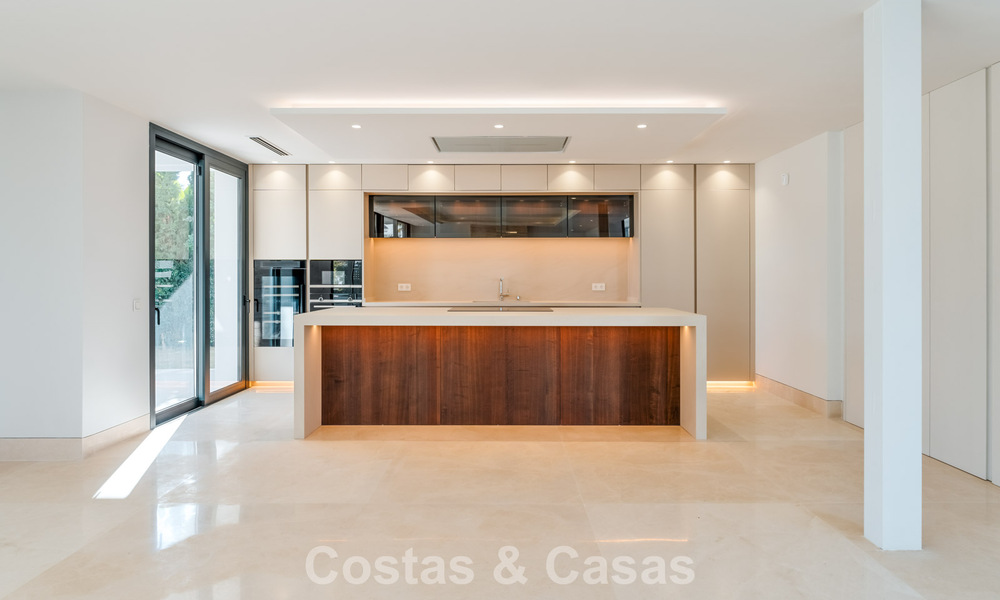 Sofisticada villa de lujo en venta en una exclusiva comunidad cerrada en la prestigiosa Milla de Oro de Marbella 775567