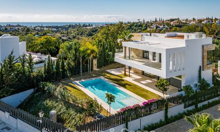 Sofisticada villa de lujo en venta en una exclusiva comunidad cerrada en la prestigiosa Milla de Oro de Marbella 775568