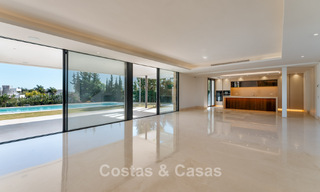 Sofisticada villa de lujo en venta en una exclusiva comunidad cerrada en la prestigiosa Milla de Oro de Marbella 775571 