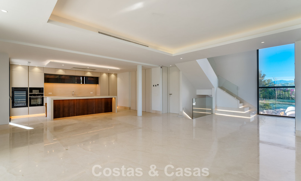 Sofisticada villa de lujo en venta en una exclusiva comunidad cerrada en la prestigiosa Milla de Oro de Marbella 775573