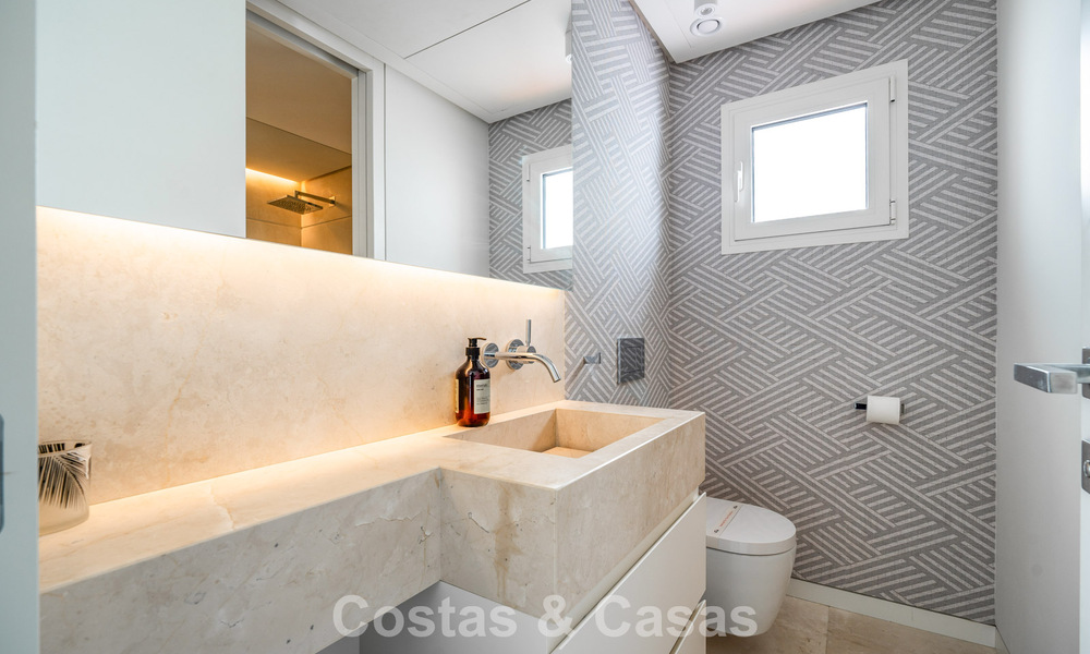 Lujoso ático dúplex reformado en venta en Puente Romano en la Milla de Oro de Marbella 775602