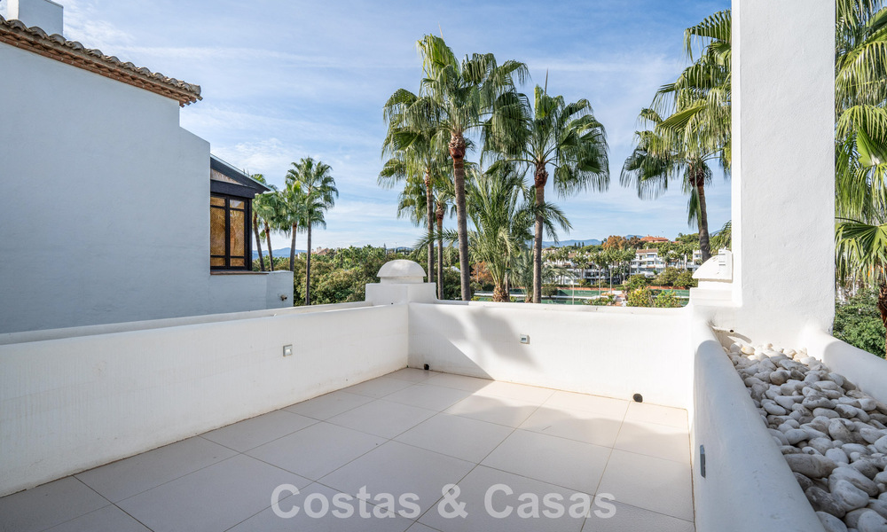 Lujoso ático dúplex reformado en venta en Puente Romano en la Milla de Oro de Marbella 775614