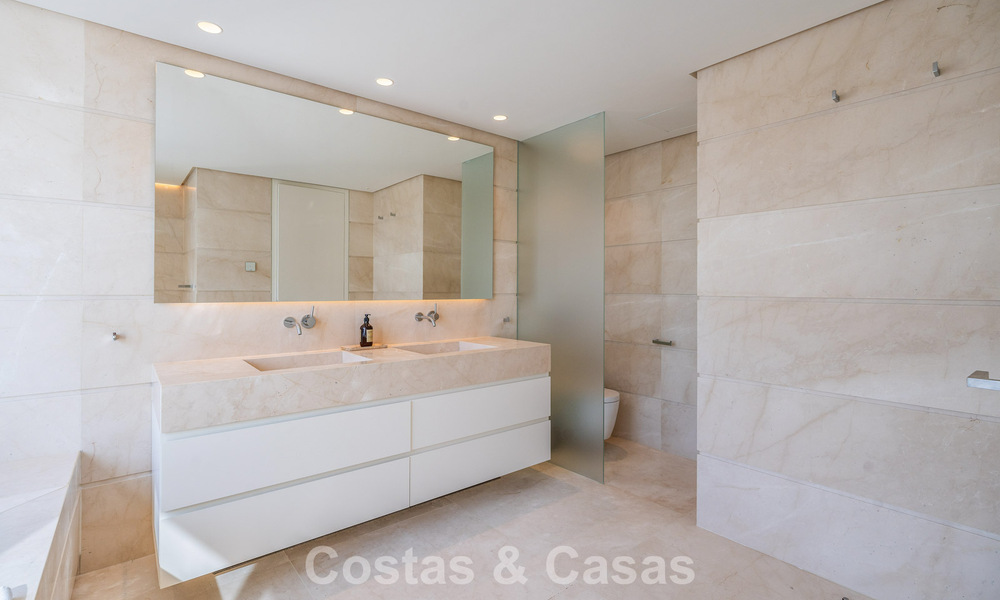 Lujoso ático dúplex reformado en venta en Puente Romano en la Milla de Oro de Marbella 775615