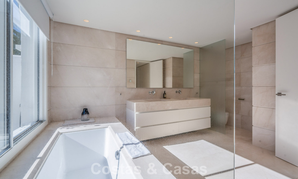 Lujoso ático dúplex reformado en venta en Puente Romano en la Milla de Oro de Marbella 775617