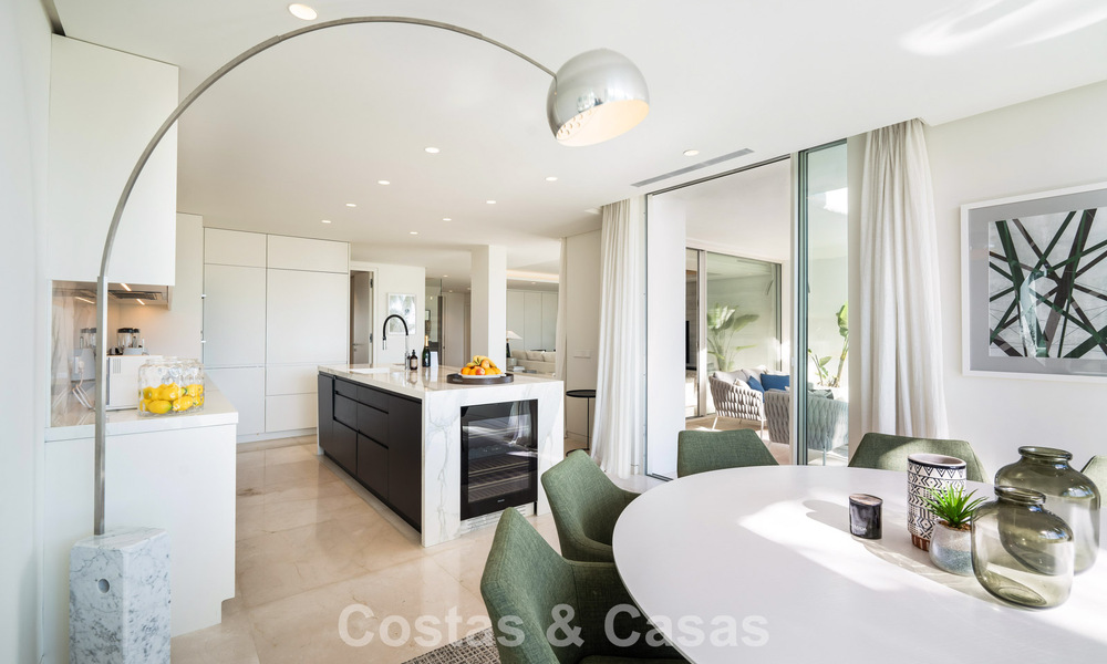 Lujoso ático dúplex reformado en venta en Puente Romano en la Milla de Oro de Marbella 775623