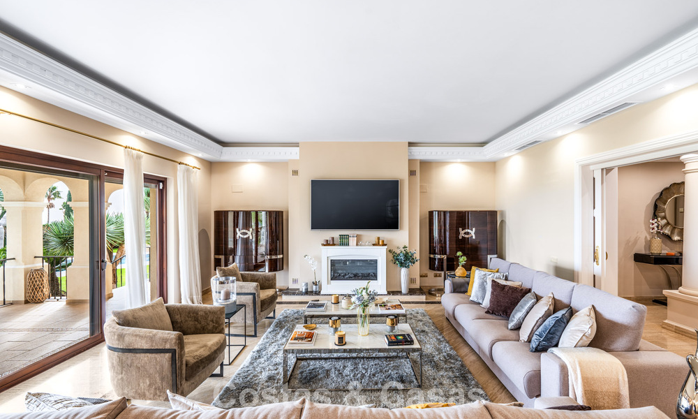 Amplia villa de lujo mediterránea con espectaculares vistas en venta en una urbanización muy solicitada en Benahavis - Marbella 775662