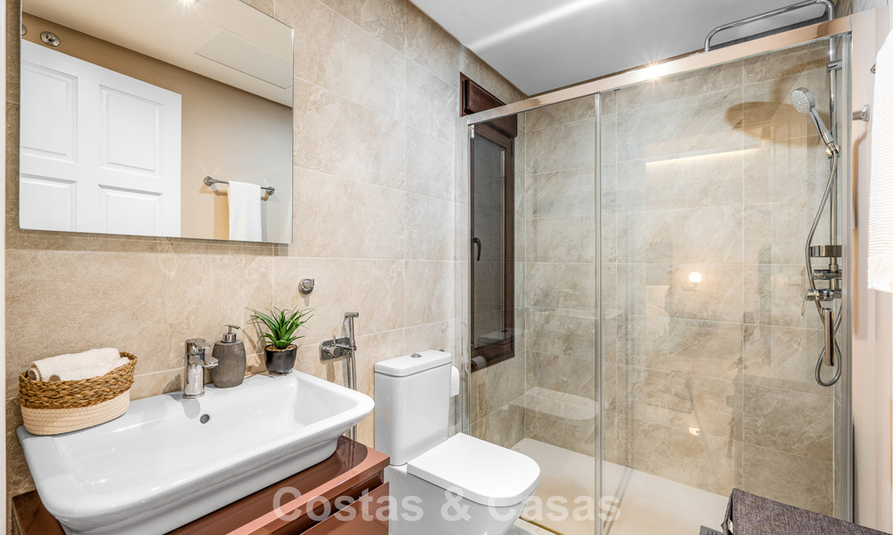 Amplia villa de lujo mediterránea con espectaculares vistas en venta en una urbanización muy solicitada en Benahavis - Marbella 775666