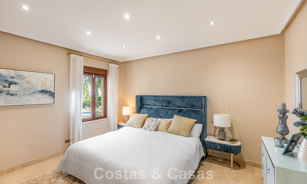 Amplia villa de lujo mediterránea con espectaculares vistas en venta en una urbanización muy solicitada en Benahavis - Marbella 775669