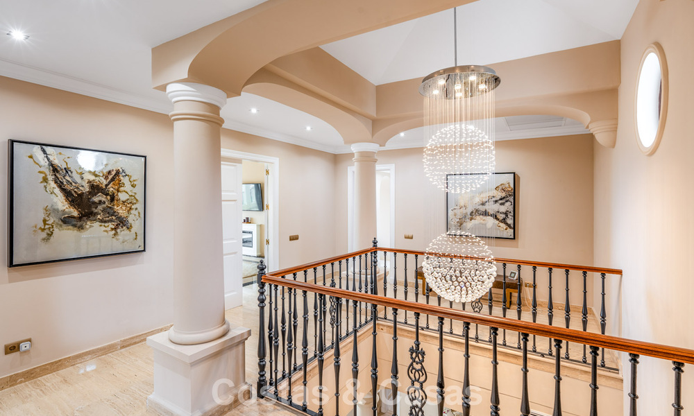 Amplia villa de lujo mediterránea con espectaculares vistas en venta en una urbanización muy solicitada en Benahavis - Marbella 775671