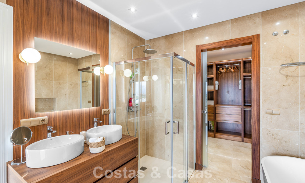 Amplia villa de lujo mediterránea con espectaculares vistas en venta en una urbanización muy solicitada en Benahavis - Marbella 775674