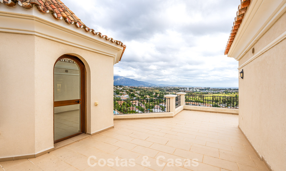 Amplia villa de lujo mediterránea con espectaculares vistas en venta en una urbanización muy solicitada en Benahavis - Marbella 775676