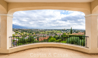 Amplia villa de lujo mediterránea con espectaculares vistas en venta en una urbanización muy solicitada en Benahavis - Marbella 775677 