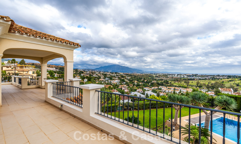 Amplia villa de lujo mediterránea con espectaculares vistas en venta en una urbanización muy solicitada en Benahavis - Marbella 775678
