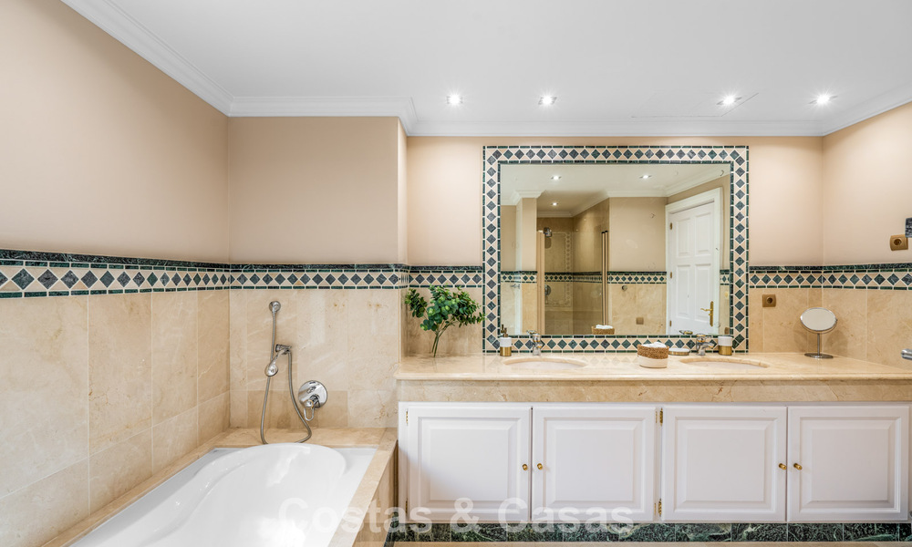 Amplia villa de lujo mediterránea con espectaculares vistas en venta en una urbanización muy solicitada en Benahavis - Marbella 775680