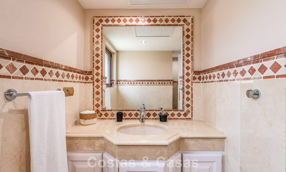 Amplia villa de lujo mediterránea con espectaculares vistas en venta en una urbanización muy solicitada en Benahavis - Marbella 775682