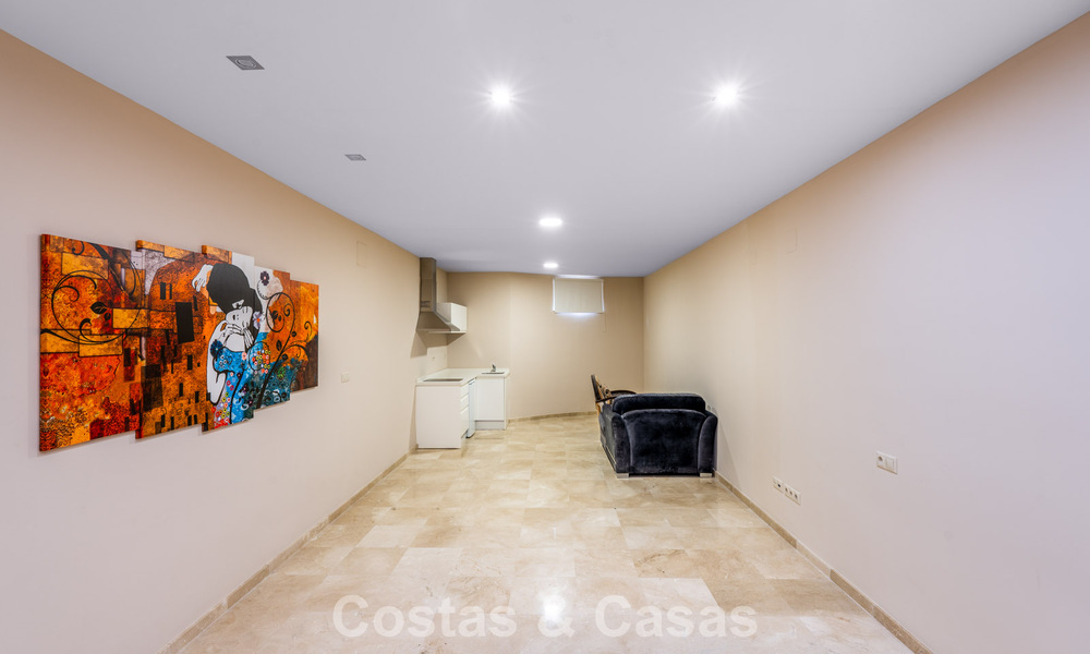 Amplia villa de lujo mediterránea con espectaculares vistas en venta en una urbanización muy solicitada en Benahavis - Marbella 775684