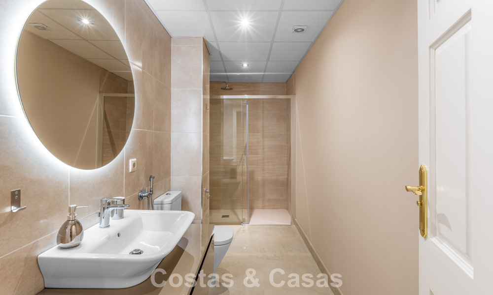 Amplia villa de lujo mediterránea con espectaculares vistas en venta en una urbanización muy solicitada en Benahavis - Marbella 775688