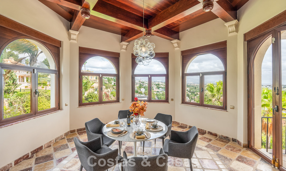 Amplia villa de lujo mediterránea con espectaculares vistas en venta en una urbanización muy solicitada en Benahavis - Marbella 775698