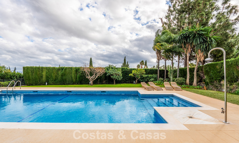 Amplia villa de lujo mediterránea con espectaculares vistas en venta en una urbanización muy solicitada en Benahavis - Marbella 775702