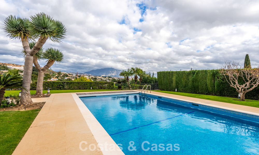 Amplia villa de lujo mediterránea con espectaculares vistas en venta en una urbanización muy solicitada en Benahavis - Marbella 775703