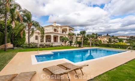 Amplia villa de lujo mediterránea con espectaculares vistas en venta en una urbanización muy solicitada en Benahavis - Marbella 775704