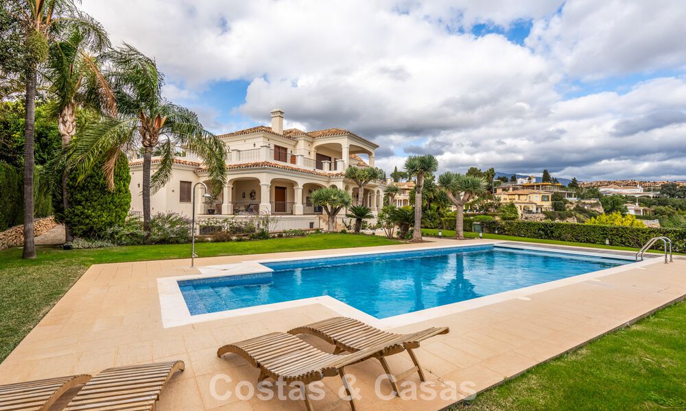 Amplia villa de lujo mediterránea con espectaculares vistas en venta en una urbanización muy solicitada en Benahavis - Marbella 775704