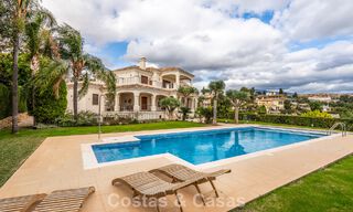 Amplia villa de lujo mediterránea con espectaculares vistas en venta en una urbanización muy solicitada en Benahavis - Marbella 775704 