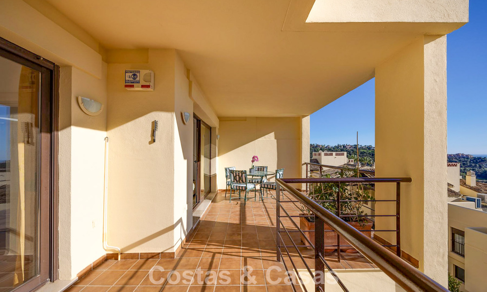 Amplio apartamento de 3 dormitorios listo para entrar a vivir en venta rodeado de campos de golf en Benahavis - Marbella 775707