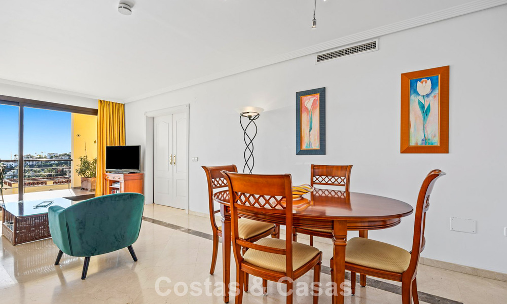 Amplio apartamento de 3 dormitorios listo para entrar a vivir en venta rodeado de campos de golf en Benahavis - Marbella 775708