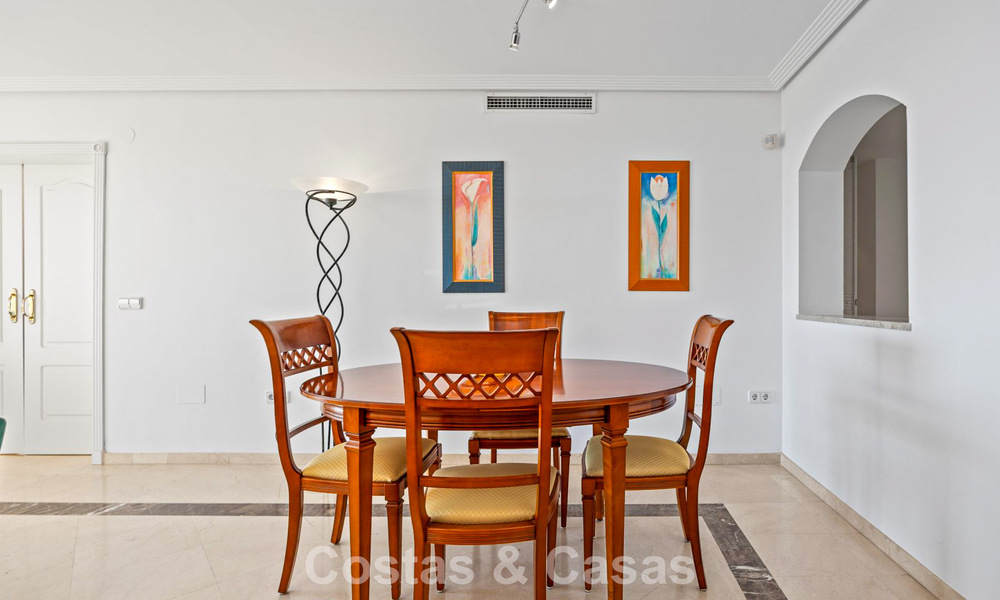 Amplio apartamento de 3 dormitorios listo para entrar a vivir en venta rodeado de campos de golf en Benahavis - Marbella 775709