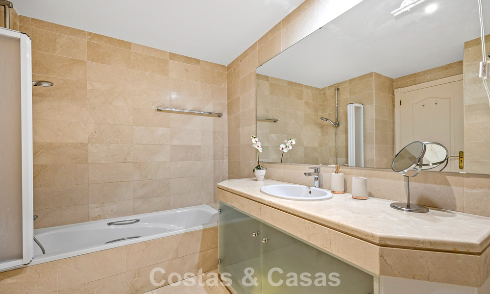 Amplio apartamento de 3 dormitorios listo para entrar a vivir en venta rodeado de campos de golf en Benahavis - Marbella 775716