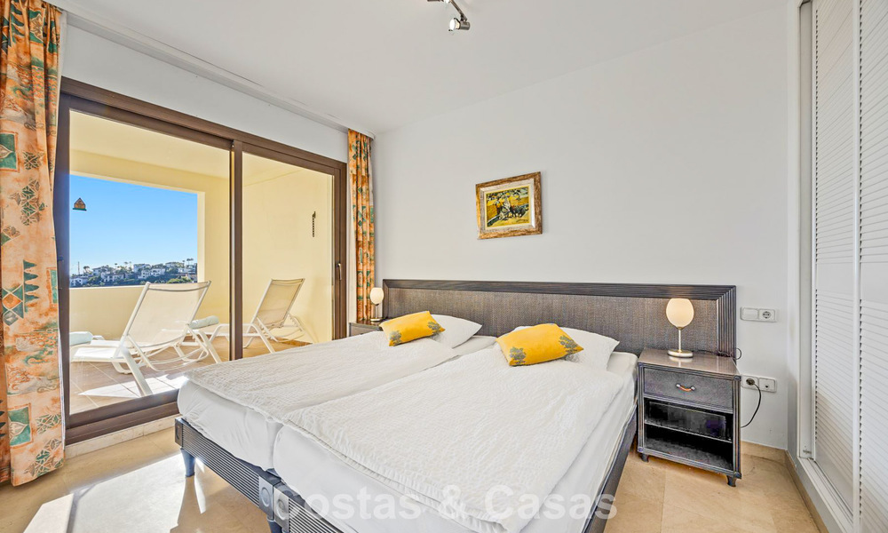 Amplio apartamento de 3 dormitorios listo para entrar a vivir en venta rodeado de campos de golf en Benahavis - Marbella 775717