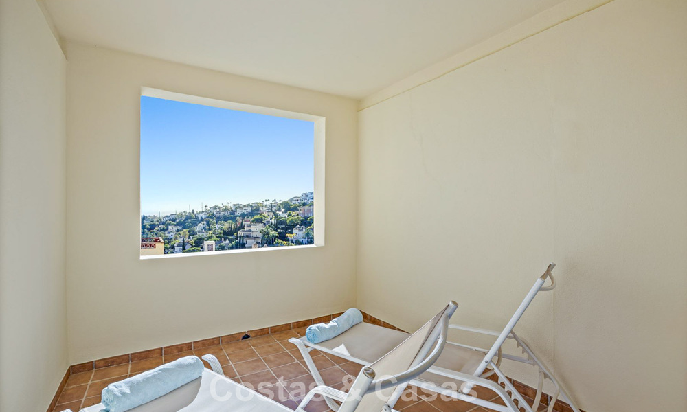 Amplio apartamento de 3 dormitorios listo para entrar a vivir en venta rodeado de campos de golf en Benahavis - Marbella 775721