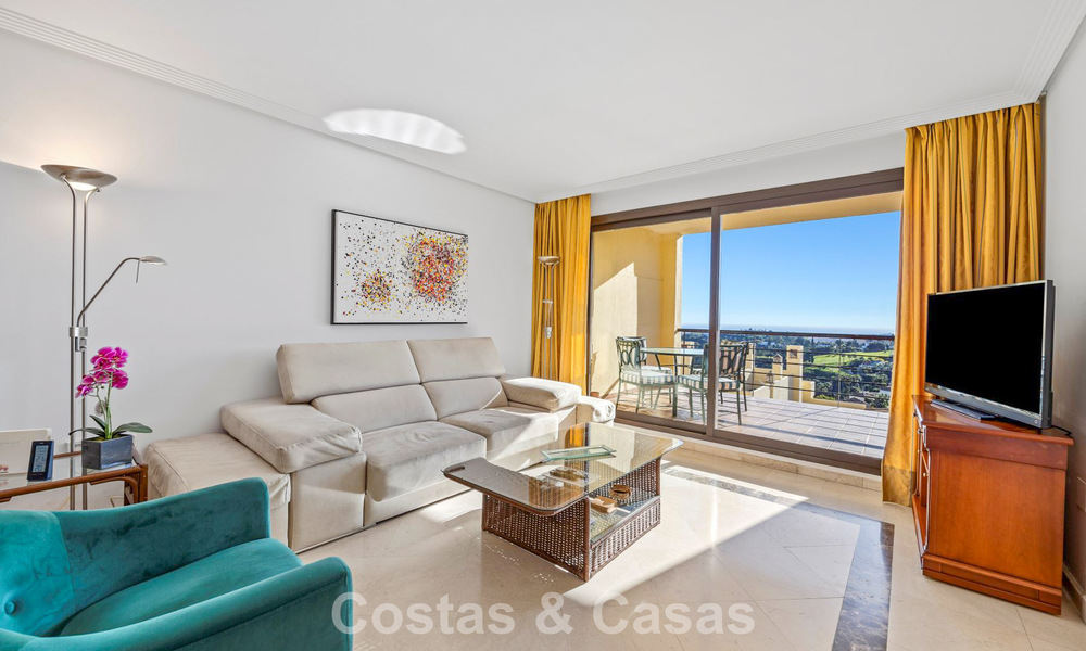 Amplio apartamento de 3 dormitorios listo para entrar a vivir en venta rodeado de campos de golf en Benahavis - Marbella 775722
