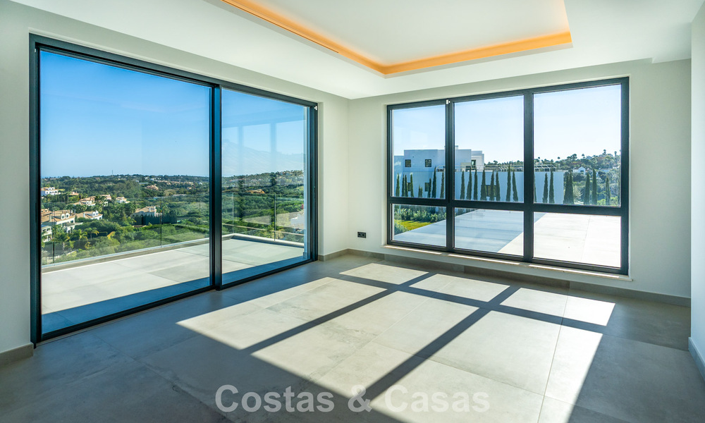 Villa de lujo moderna nueva en venta en una destacada comunidad cerrada de Sotogrande, Costa del Sol 775730