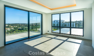 Villa de lujo moderna nueva en venta en una destacada comunidad cerrada de Sotogrande, Costa del Sol 775730 