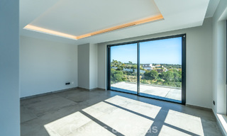 Villa de lujo moderna nueva en venta en una destacada comunidad cerrada de Sotogrande, Costa del Sol 775731 