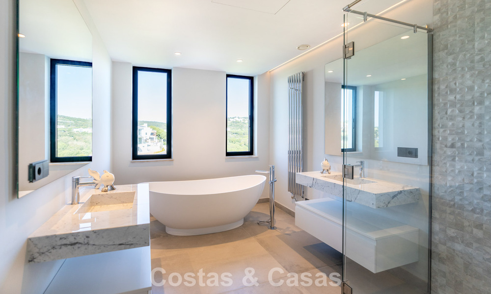 Villa de lujo moderna nueva en venta en una destacada comunidad cerrada de Sotogrande, Costa del Sol 775732
