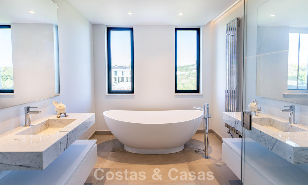 Villa de lujo moderna nueva en venta en una destacada comunidad cerrada de Sotogrande, Costa del Sol 775733