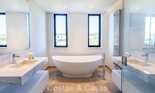 Villa de lujo moderna nueva en venta en una destacada comunidad cerrada de Sotogrande, Costa del Sol 775733 