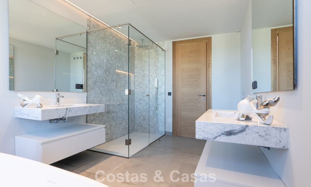 Villa de lujo moderna nueva en venta en una destacada comunidad cerrada de Sotogrande, Costa del Sol 775734